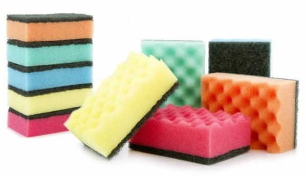 О чем говорят разные цвета кухонных губок и как правильно их использовать