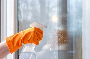 Очистка окон от следов скотча: какие методы помогут справиться с остатками клея