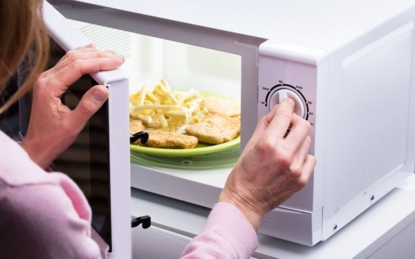Мифы о микроволновке: чем на самом деле опасна еда, приготовленная в СВЧ-печи Мифы о микроволновке: чем на самом деле опасна еда, приготовленная в СВЧ-печи