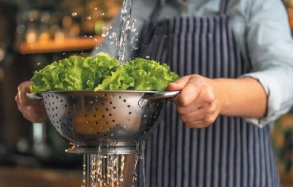 Почему некоторые виды продуктов нельзя мыть, что с ними произойдет Почему некоторые виды продуктов нельзя мыть, что с ними произойдет