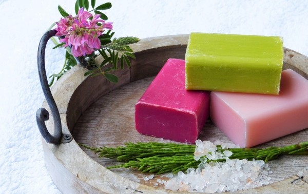 Мыло, сода или тальк: как с помощью повседневных средств убрать неприятный запах из обуви