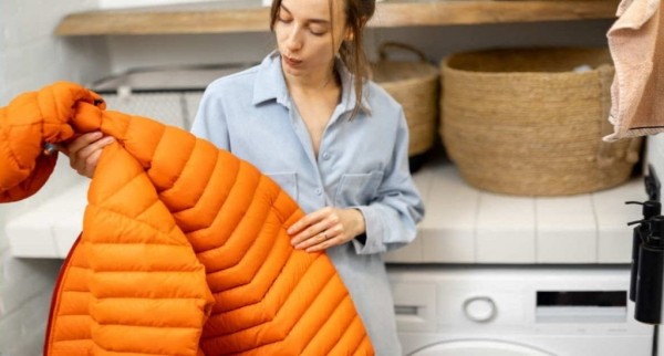 Можно ли в домашних условиях правильно постирать пуховик перед сезоном холодов