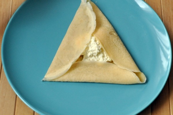 Простой способ красиво свернуть блинчик треугольником Простой способ красиво свернуть блинчик треугольником