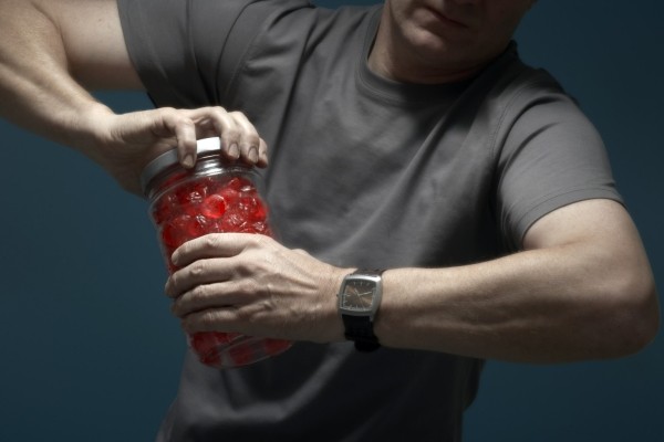 Простые и доступные способы, которые позволят открыть стеклянную банку без открывашки