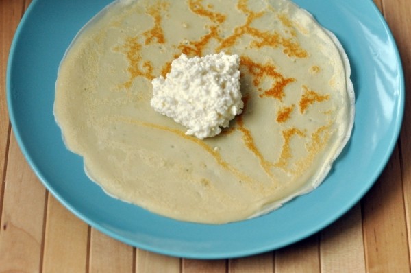 Простой способ красиво свернуть блинчик треугольником Простой способ красиво свернуть блинчик треугольником