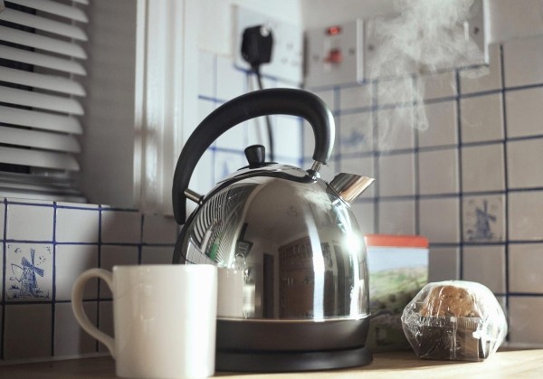 Неприятный вкус воды и отложение солей: когда нужно чистить чайник и как это сделать