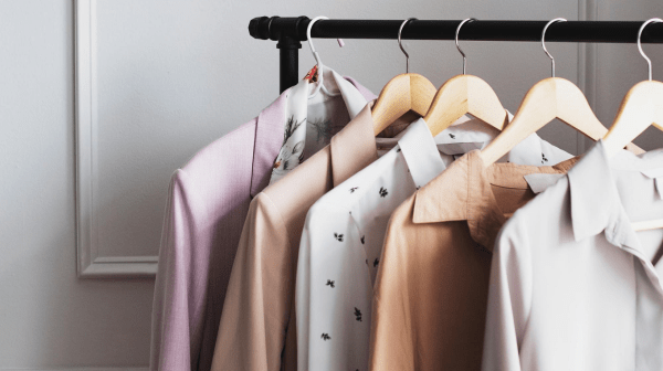 Вешать или складывать? Какие вещи нельзя хранить на вешалках Вешать или складывать? Какие вещи нельзя хранить на вешалках