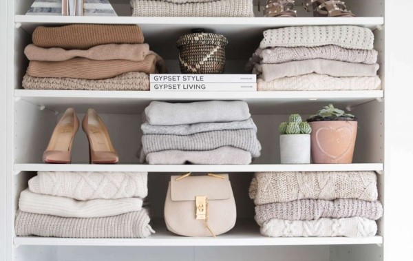 Вешать или складывать? Какие вещи нельзя хранить на вешалках Вешать или складывать? Какие вещи нельзя хранить на вешалках