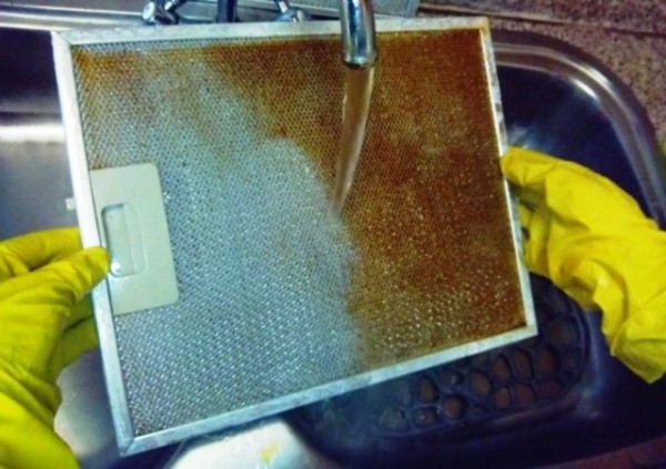 Как при помощи народных средств очистить от жира кухонную вытяжку Как при помощи народных средств очистить от жира кухонную вытяжку