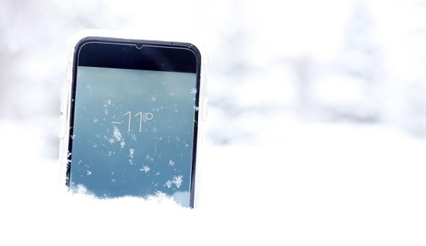 Полезные советы помогут спасти смартфон, который упал в снег