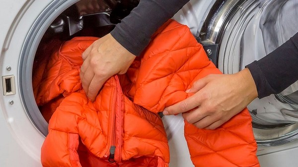 Без комков и головной боли: как постирать пуховик вручную и в машинке, чтобы не сбился наполнитель Без комков и головной боли: как постирать пуховик вручную и в машинке, чтобы не сбился наполнитель