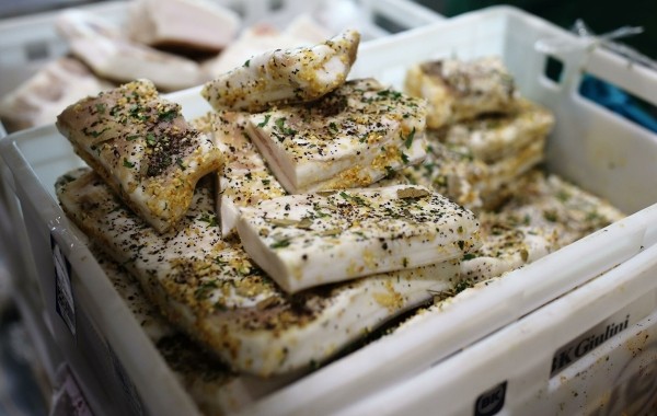 Упругость, запах и цвет: как правильно выбрать сало, простые способы Упругость, запах и цвет: как правильно выбрать сало, простые способы