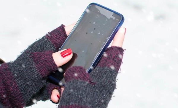 Полезные советы помогут спасти смартфон, который упал в снег