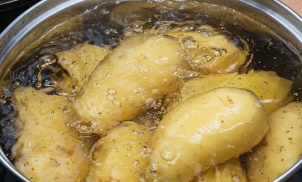 Как сделать так, чтобы картофель не сильно разваривался: зачем добавлять уксус во время варки Как сделать так, чтобы картофель не сильно разваривался: зачем добавлять уксус во время варки