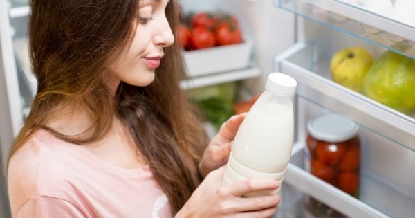 Место, где правильно хранить молоко в холодильнике