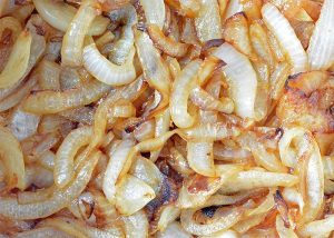 Советы от повара: как правильно обжарить лук, чтобы он не потерял свои вкусовые качества и не выглядел блекло Советы от повара: как правильно обжарить лук, чтобы он не потерял свои вкусовые качества и не выглядел блекло