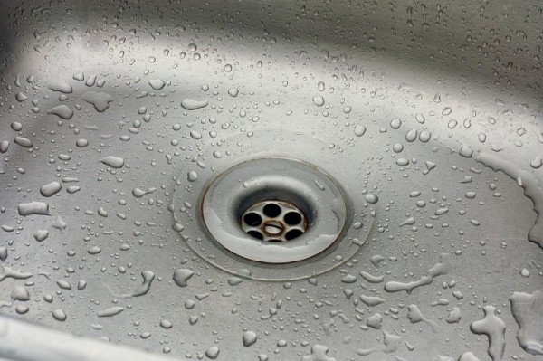 Проверенные домашние средства, которые помогут быстро прочистить слив