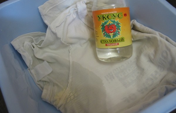 Шесть эффективных средств для удаления пятен от дезодоранта с одежды