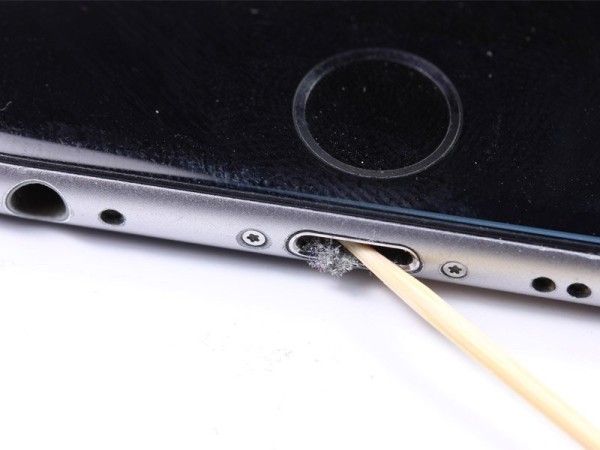 Как очистить порт для зарядки в телефоне, если он забился пылью Как очистить порт для зарядки в телефоне, если он забился пылью