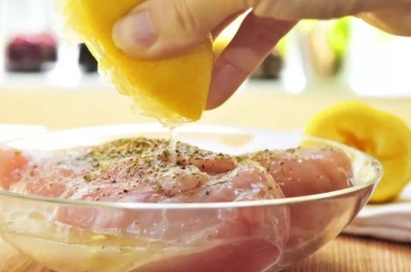 Можно ли убрать неприятный запах, если мясо курицы задохнулось в целлофане Можно ли убрать неприятный запах, если мясо курицы задохнулось в целлофане