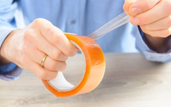 Доступный и быстрый способ оторвать скотч, если под рукой нет ножниц Доступный и быстрый способ оторвать скотч, если под рукой нет ножниц