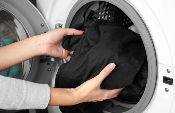Как правильно стирать и сушить черные вещи, чтобы они сохранили первоначальный вид