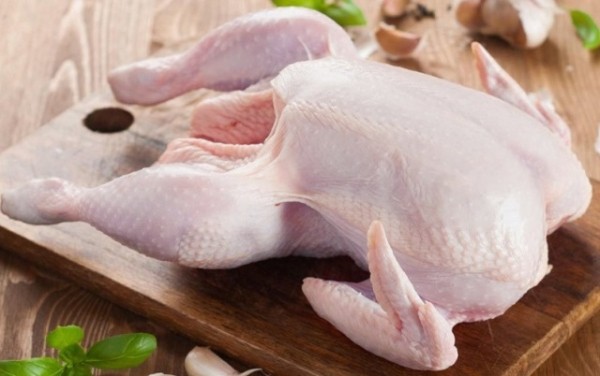 Можно ли убрать неприятный запах, если мясо курицы задохнулось в целлофане Можно ли убрать неприятный запах, если мясо курицы задохнулось в целлофане