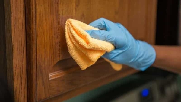 Как всего за 5 минут отмыть старый липкий жир с кухонных шкафчиков Как всего за 5 минут отмыть старый липкий жир с кухонных шкафчиков