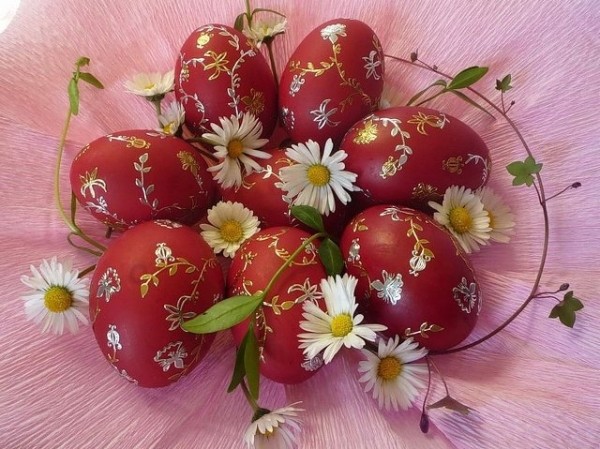 Простые и безопасные способы покрасить яйца на Великую Пасху Простые и безопасные способы покрасить яйца на Великую Пасху