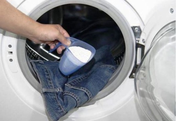 Особенности машинной и ручной стирки джинсов, сохраняющей их первоначальный цвет и текстуру