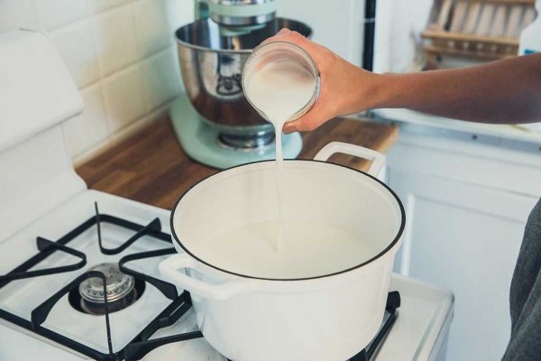 Зачем кипятить молоко и как правильно это делать без пригорания и пленки Зачем кипятить молоко и как правильно это делать без пригорания и пленки