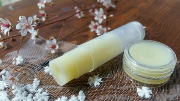 Необычное применение бальзама для губ: зачем смазывать им ноги Необычное применение бальзама для губ: зачем смазывать им ноги