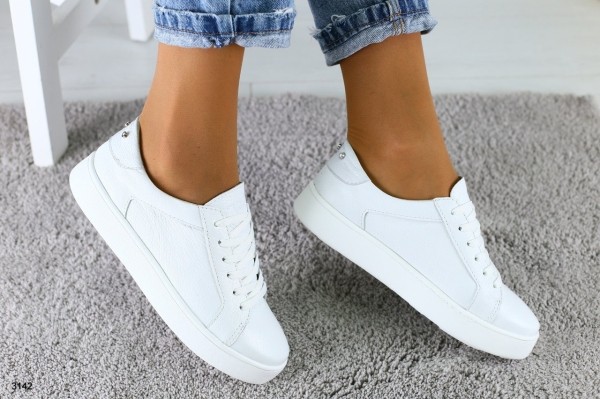 Снова сияют: как отмыть белую кожаную обувь