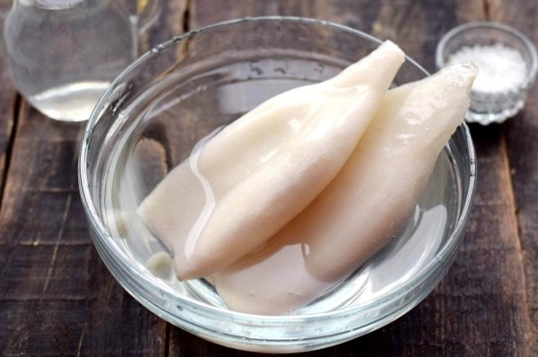 Простой лайфхак, как быстро почистить кальмаров Простой лайфхак, как быстро почистить кальмаров