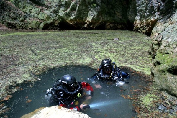 Погружение в бесконечную глубину: тайна пещеры в Чехии