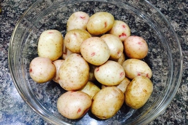 Мгновенная и легкая очистка молодого картофеля: простой лайфхак Мгновенная и легкая очистка молодого картофеля: простой лайфхак