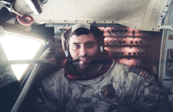 По какой причине геологу и астронавту «Аполлона-17» Харрисону Шмитту было трудно дышать на Луне По какой причине геологу и астронавту «Аполлона-17» Харрисону Шмитту было трудно дышать на Луне