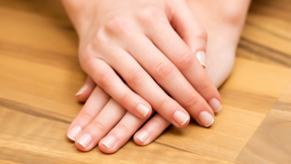 «Голый» маникюр: 3 лайфхака для идеальных ногтей на летний сезон