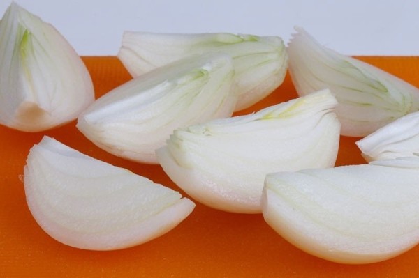 Уберет за ночь: как лук поможет избавиться от запаха краски Уберет за ночь: как лук поможет избавиться от запаха краски