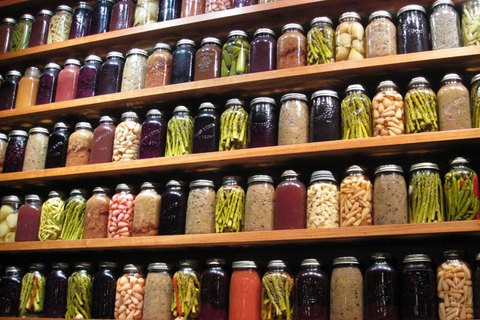 Простоят долго: где и как хранить заготовки на зиму, если нет погреба Простоят долго: где и как хранить заготовки на зиму, если нет погреба