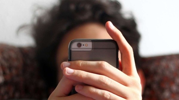 Пять признаков того, что за вами могут следить через камеру телефона Пять признаков того, что за вами могут следить через камеру телефона