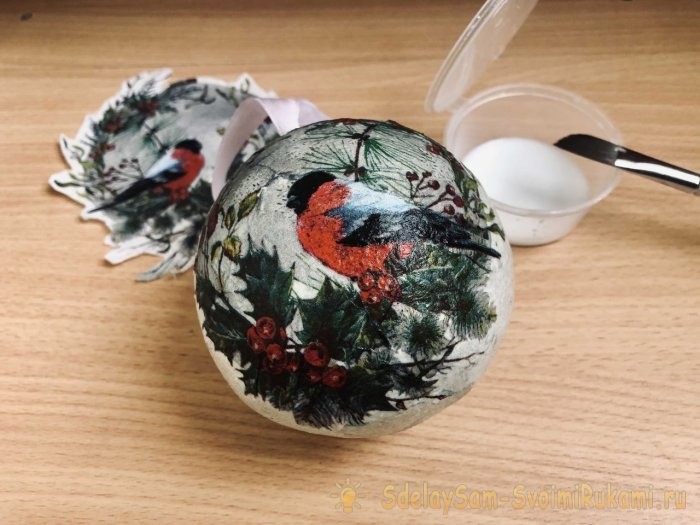 Ёлочный шар из упаковки от яиц Ёлочный шар из упаковки от яиц