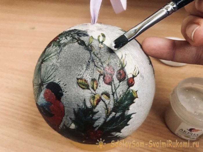 Ёлочный шар из упаковки от яиц Ёлочный шар из упаковки от яиц