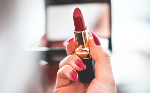 Выбор эксперта: какой цвет губной помады старит женщину на 30 лет, а какой молодит Выбор эксперта: какой цвет губной помады старит женщину на 30 лет, а какой молодит