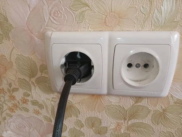 Почему нужно вынимать вилку из розетки, и как правильно это делать Почему нужно вынимать вилку из розетки, и как правильно это делать