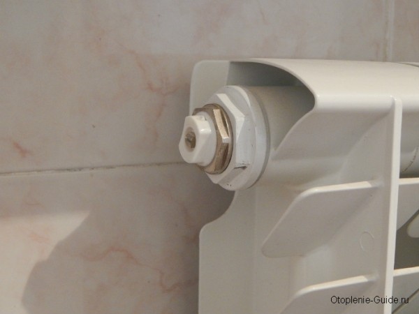 Как развоздушить батарею отопления, чтобы она стала горячее