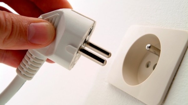 Почему нужно вынимать вилку из розетки, и как правильно это делать Почему нужно вынимать вилку из розетки, и как правильно это делать