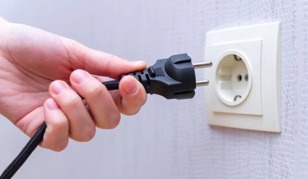 Почему нужно вынимать вилку из розетки, и как правильно это делать Почему нужно вынимать вилку из розетки, и как правильно это делать