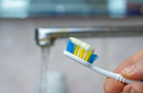 Новый секретный лайфхак из соцсетей по очистке плитки