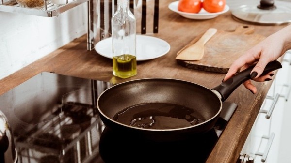 Как сделать так, чтобы еда больше не прилипала к сковородкам из разных материалов Как сделать так, чтобы еда больше не прилипала к сковородкам из разных материалов